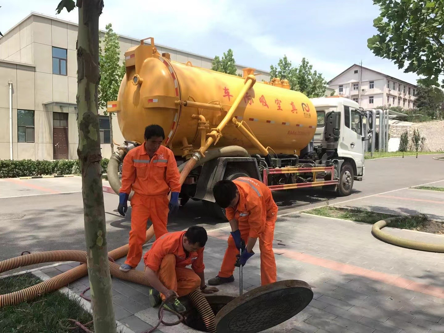 阳新管道疏通车停在窨井附近